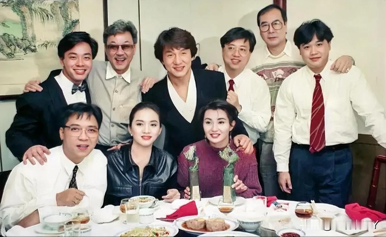 一张老照片，拍摄于上世纪90年代初，我只认出了中间三位是年轻时的成龙与梅艳芳和张