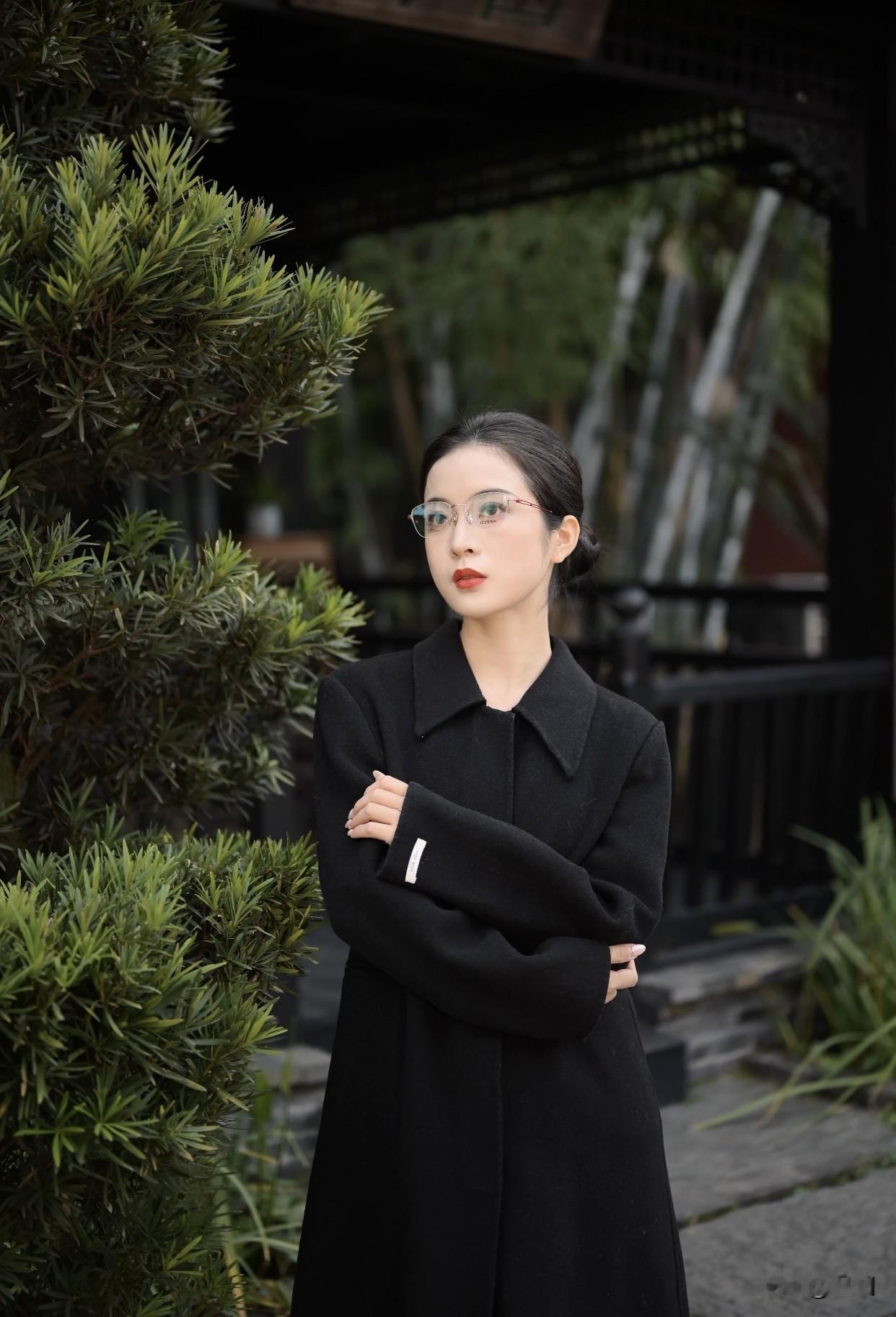 -5cm跟的短靴或过膝靴。颜色方面，全身不超三种，选低饱和、中性调，像驼、灰