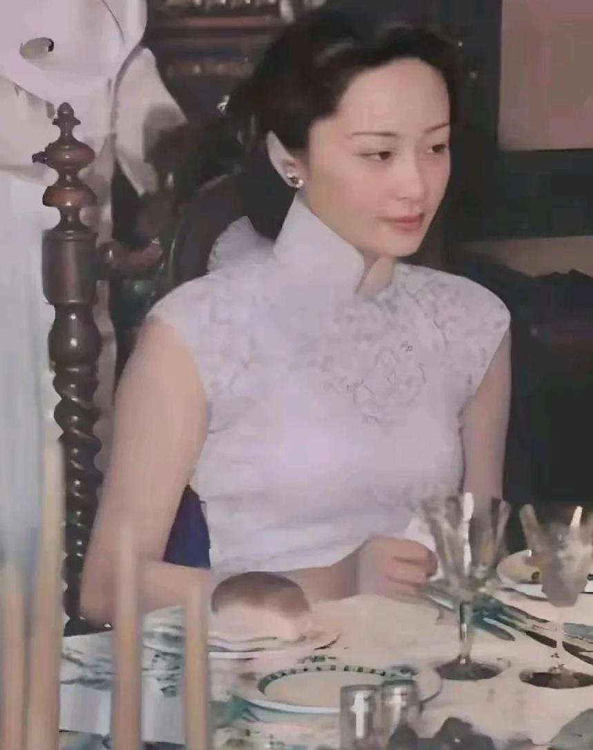 宋子文妻子张乐怡在1942年拍的珍贵留影，35岁的她，气质高贵优雅！真的是宋子