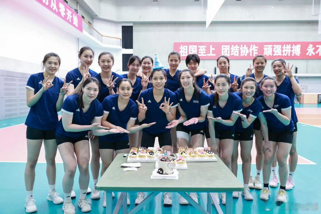 庄宇珊生日大合照！这回看到季雨潇了吧刁琳宇已经归队！2026世界女排联赛中国女排