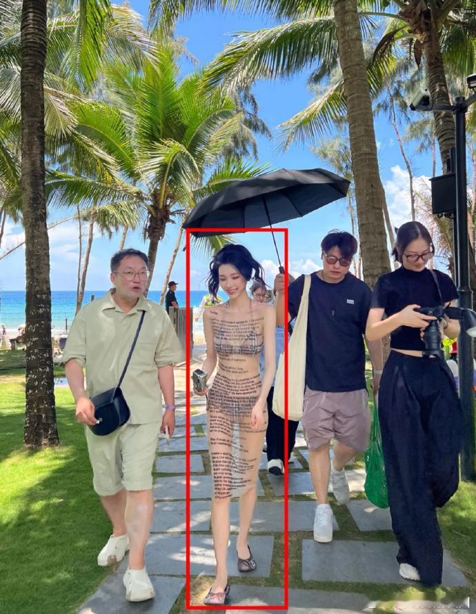 易梦玲路人视角下也太绝了！脸小颜值高，明星同款发量更是让人羡慕，这状态谁看了不心