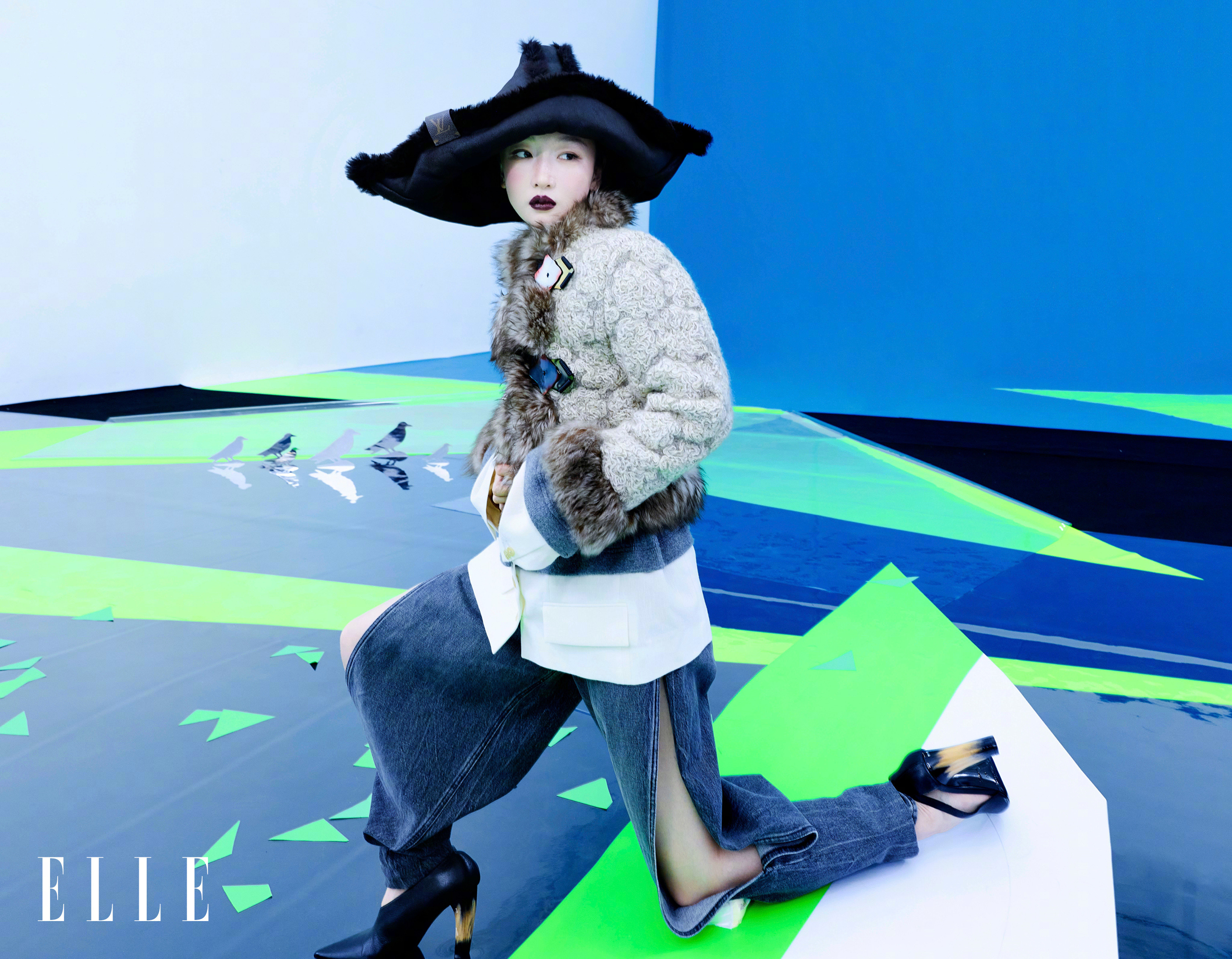 周冬雨身穿LouisVuitton2026秋冬新装，佩戴Boucheron高