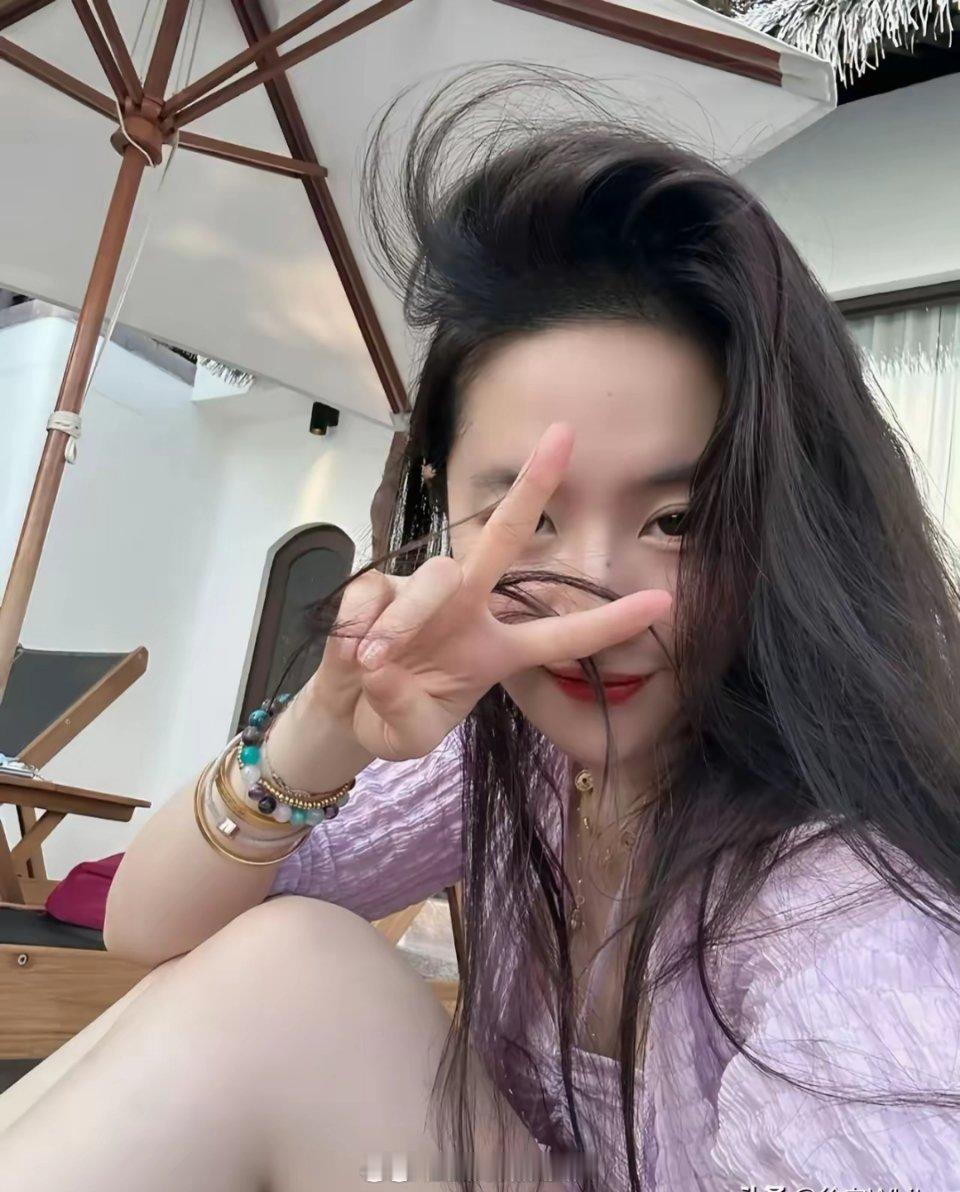 看到刘亦菲手上100g的黄金手镯➕手串，才发现原来黄金手镯是要带这么多才好看啊，