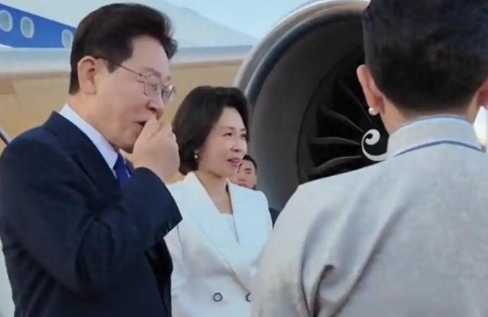 我们决不能让美国韩国日本在蒙古通向韩国的铁路！明眼人都能看明白，蒙古国夹在中俄之