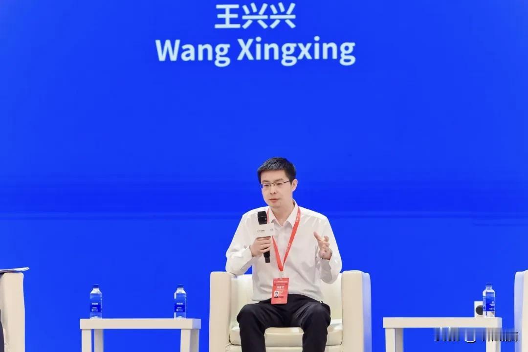 上海的一场活动上，宇树老板王兴兴说了个让人吃惊的判断：机器人行业苦等的那个像Ch
