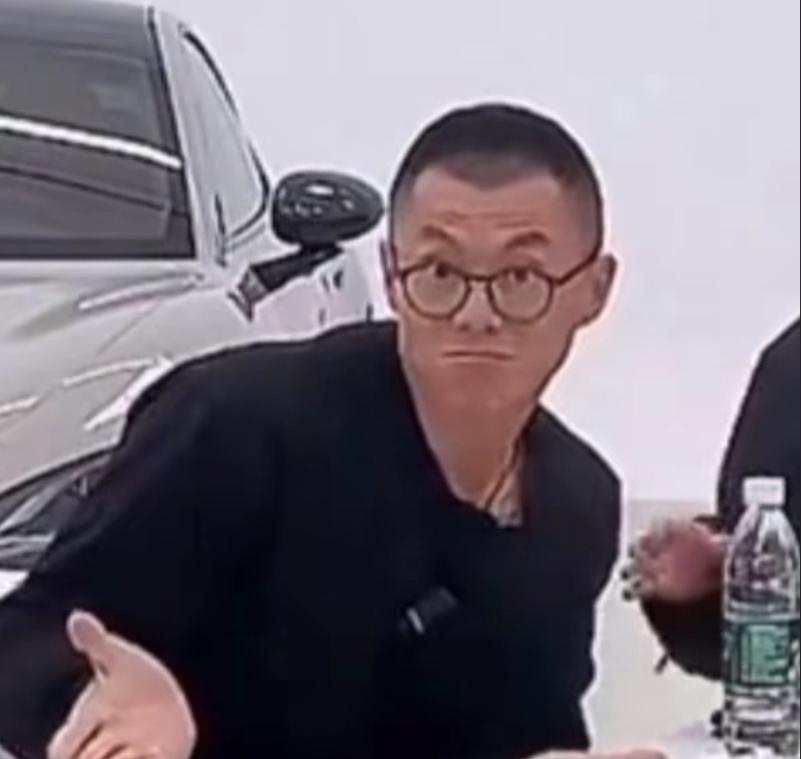 今天去一哥们家里玩，他点了外卖。也不能说外卖迟迟不到啦，就是小哥越过他的家先去