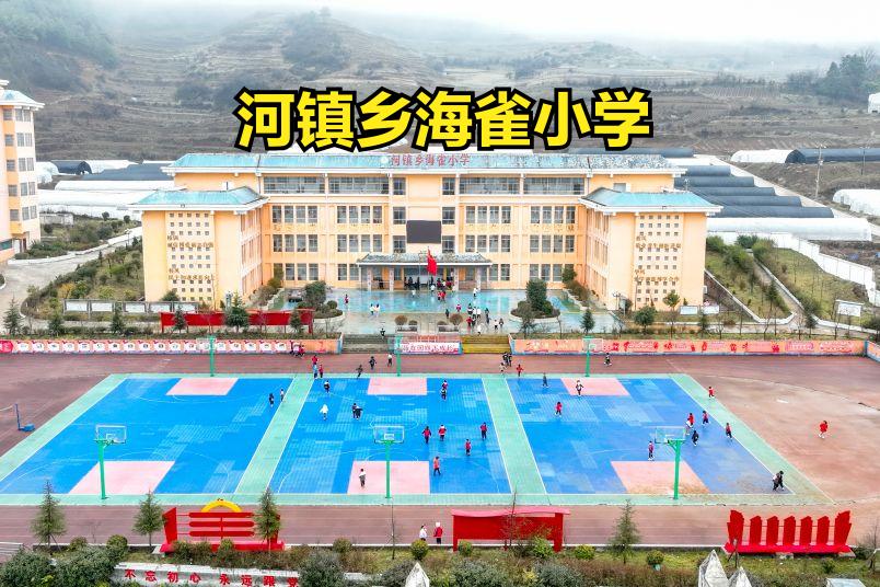 赫章2死14伤车祸，五菱宏光面包车，撞了路边停止大货车，当地网友透露，早晨有雾，