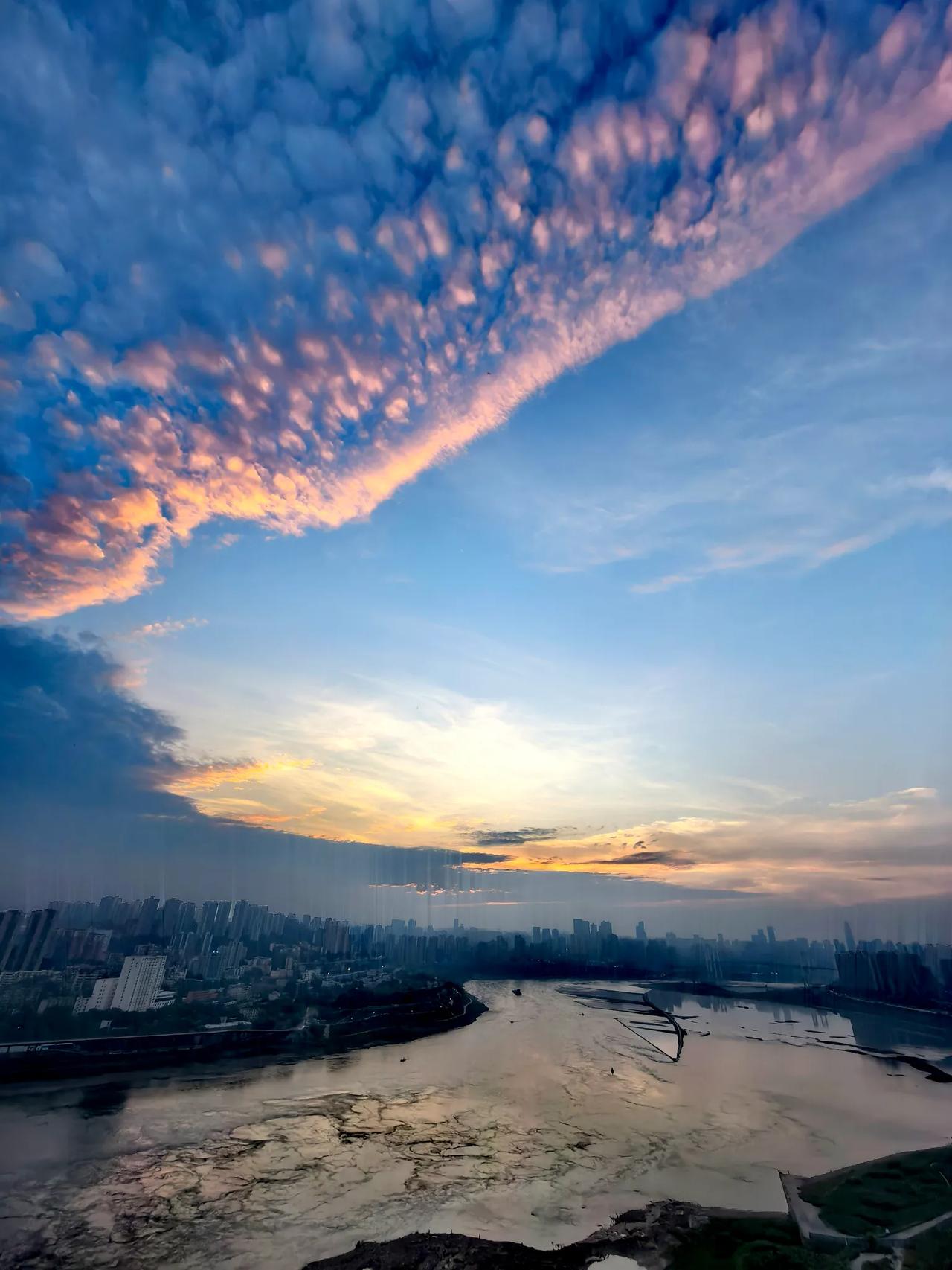 重庆土著喜欢就近找个江边或者什么地方都吹吹夏天的风，看看夕阳晚霞。对于他们来说，