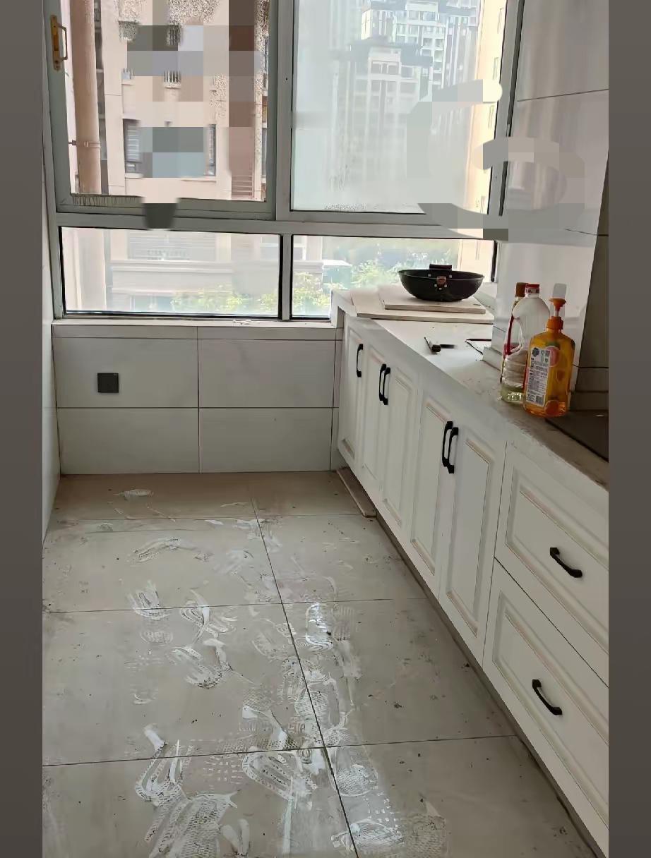 没苦硬吃！县城买房打肿脸充胖子，如今悔得肠子都青了这一套空荡荡的新房，看着装
