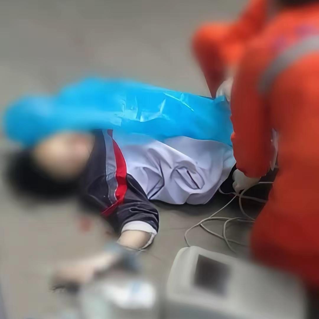 今天听到心揪紧的消息，一位大二女生，就因为父母一句“好好学习，不然找不到工作