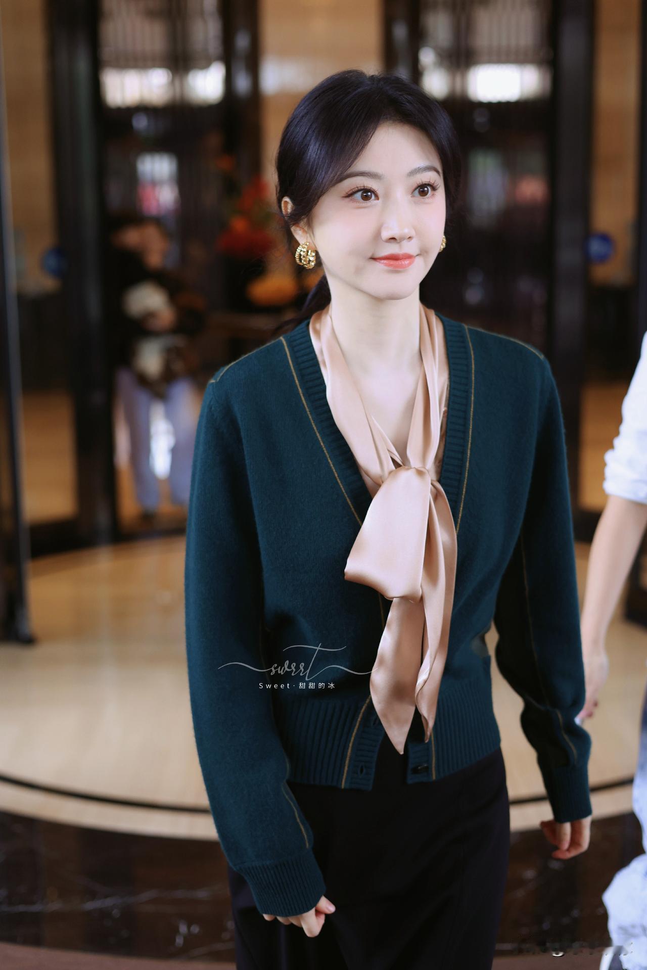 景甜现在大概率是真的手头拮据。她不像普通女演员靠持续拍戏踏实赚钱，之前三年禁止接