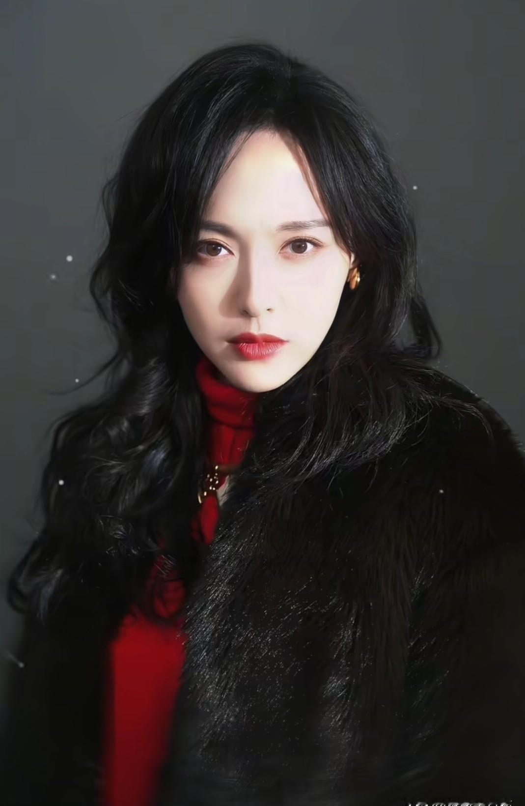 那颗牙齿卡在喉管三十五年。杨文远咽下它时血沫倒灌进鼻腔——吴国豪按着他后脑往桌