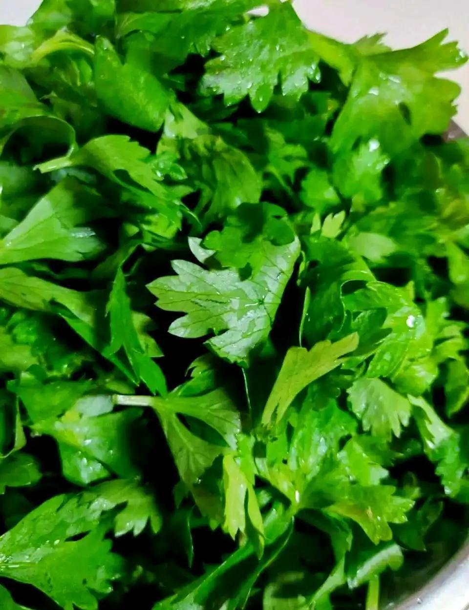 医生揭秘：扔芹菜叶不是浪费，是为了避坑，尤其咱中老年人要记牢！家人们，咱买