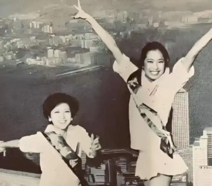 狄波拉70多岁，家人分散在五个国家，一年飞几十次看孩子，而朱玲玲在香港就能见到所有孙辈。狄波拉生了谢
