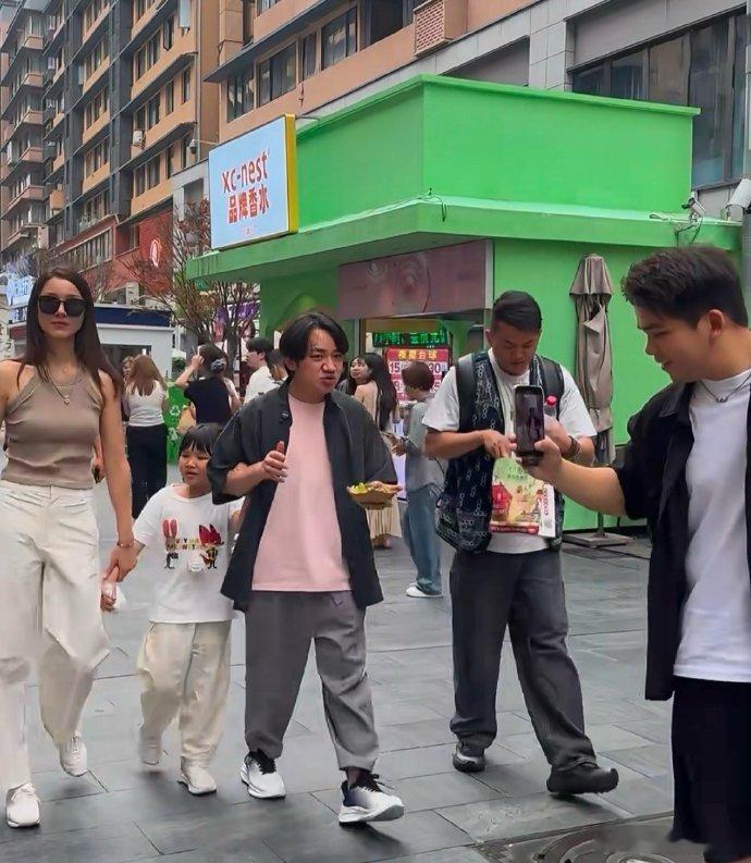 王祖蓝一家现身贵阳，李亚男身材超棒！女儿长相引关注，被指像爸爸，虽觉可惜，却也有