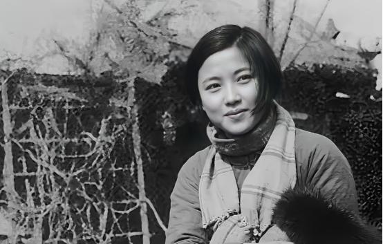 陆璀，1914年生于浙江吴兴，清华大学社会学系毕业。她年轻时容貌秀丽，气质端庄温