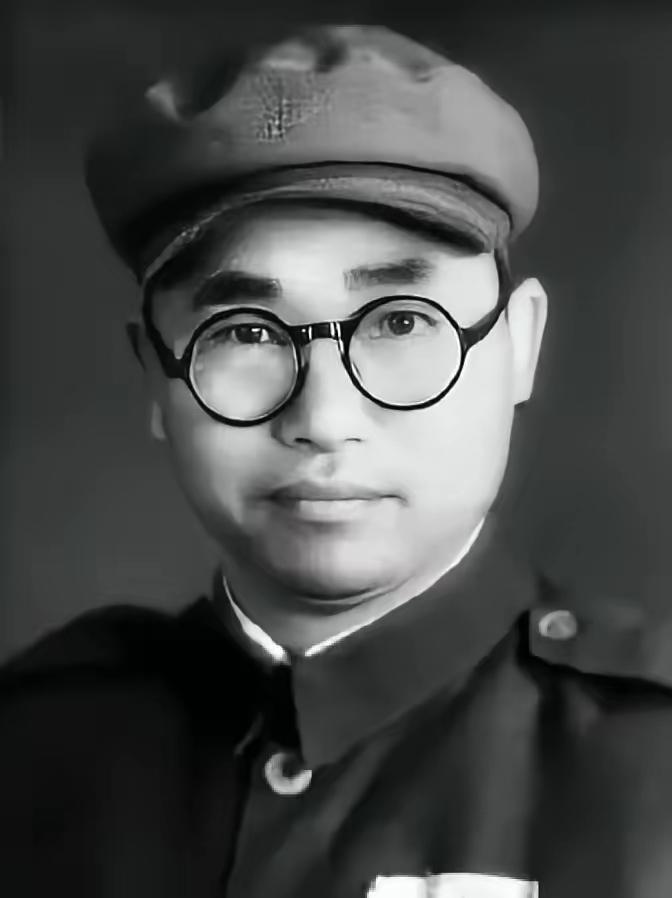 1939年八路军团长当众向特派员开枪，押往延安受审，伟人一句传话让人破防1