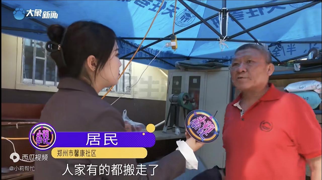 你敢信吗？这位小区业主竟然在楼上养了30多条狗，也太夸张了吧！楼上楼下的邻居可怎