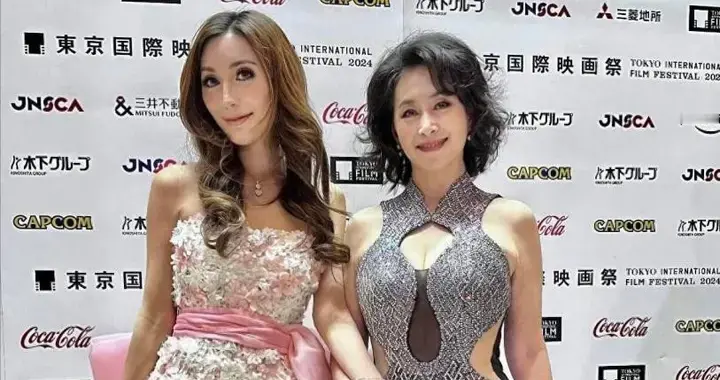63岁何超琼日本时尚穿搭：挖空礼服惊艳全场，时髦感碾压外甥女