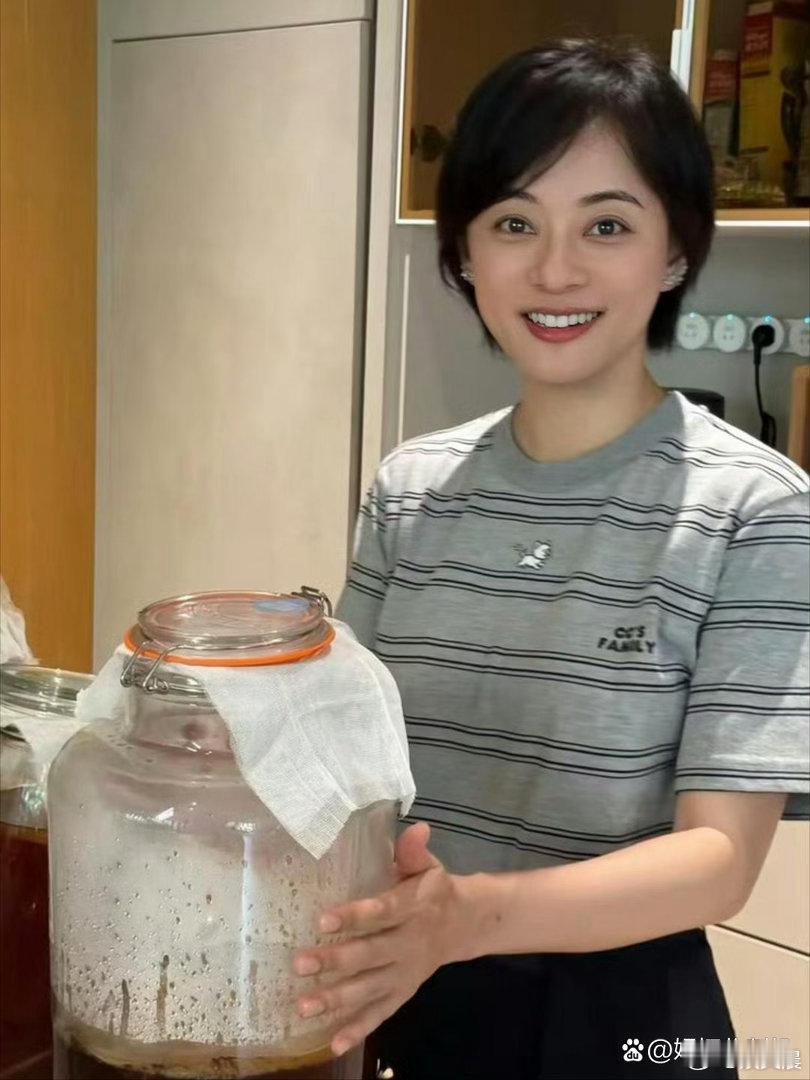 孙俪最新近照，素颜直面镜头，原生状态尽显清丽，颜值依旧很能打。​​​