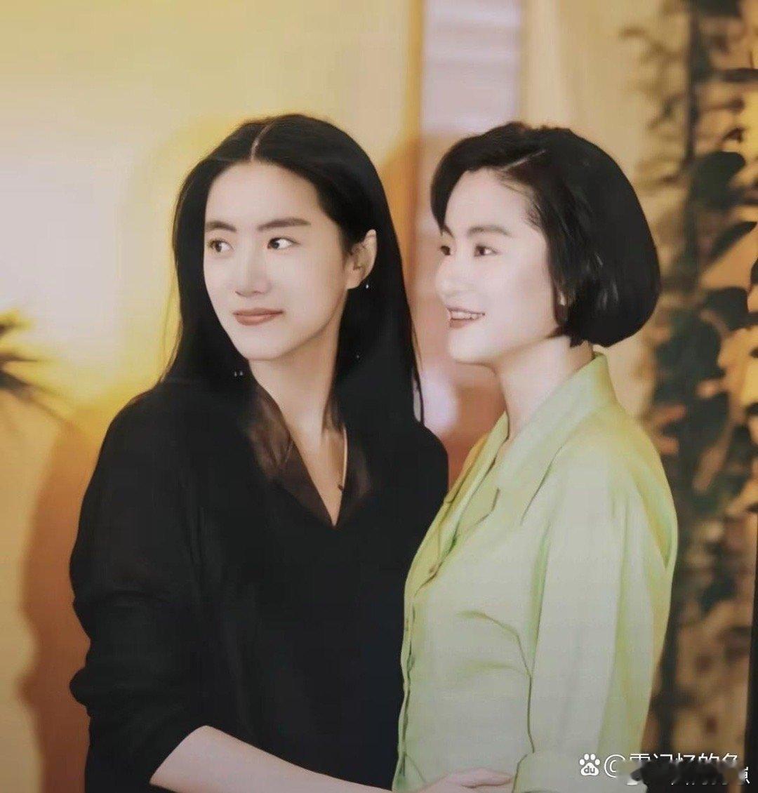 林青霞和替身同框也太像了，五官神态高度重合，真的让人傻傻分不清楚。