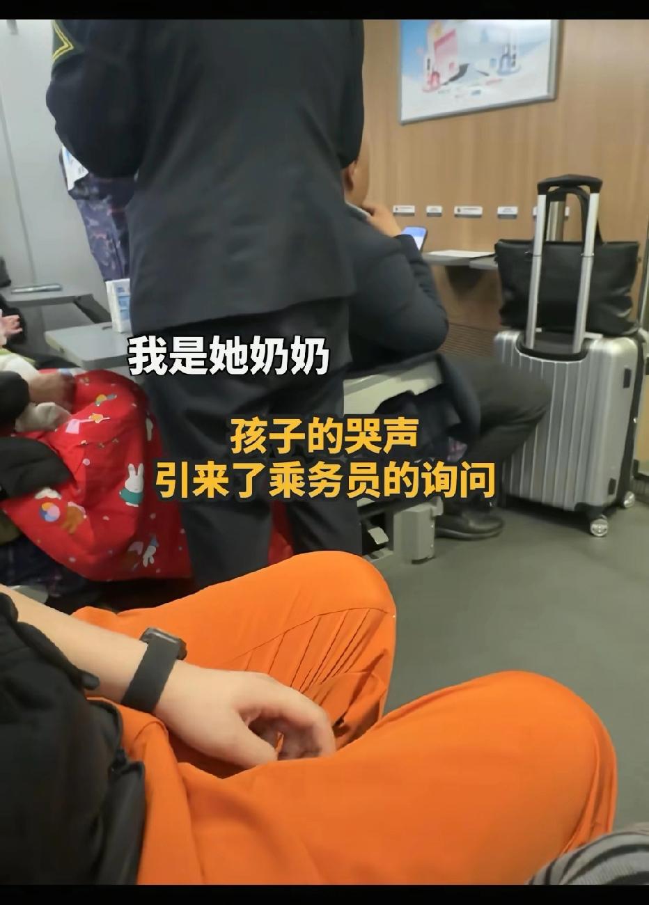 暖哭全网！高铁上孩子忘带奶瓶饿哭，短发阿姨济南站狂奔救场！近日，在一趟高