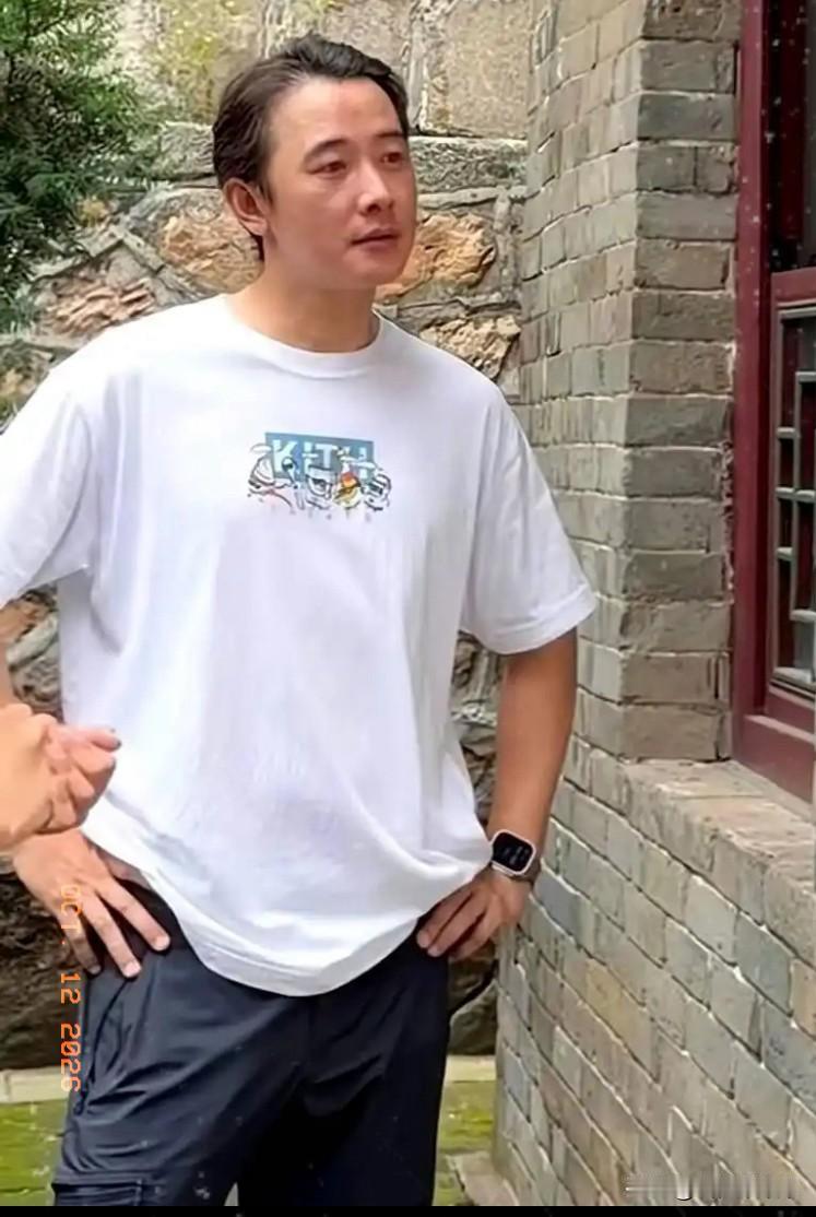 乍一看真没认出来，曾经那个帅小伙，如今大概率连自己都认不出来，看来岁月不饶人