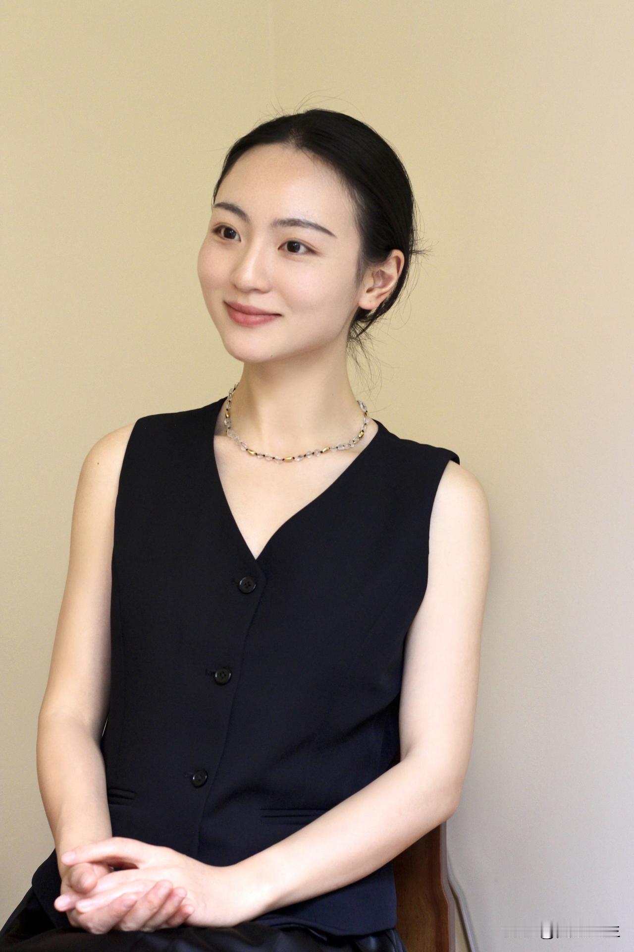 黑衣美人享受美好时光