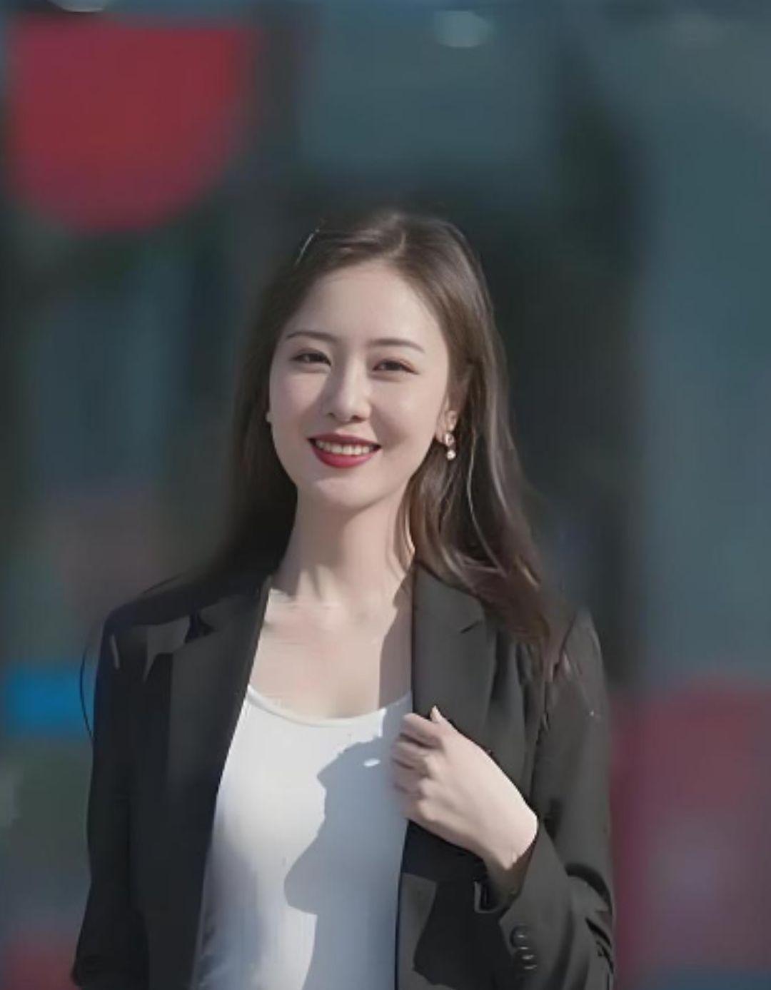 魅力知性的美女，穿着商务装的女性真的很好看，看起来很有魅力，很成熟稳重的感觉。