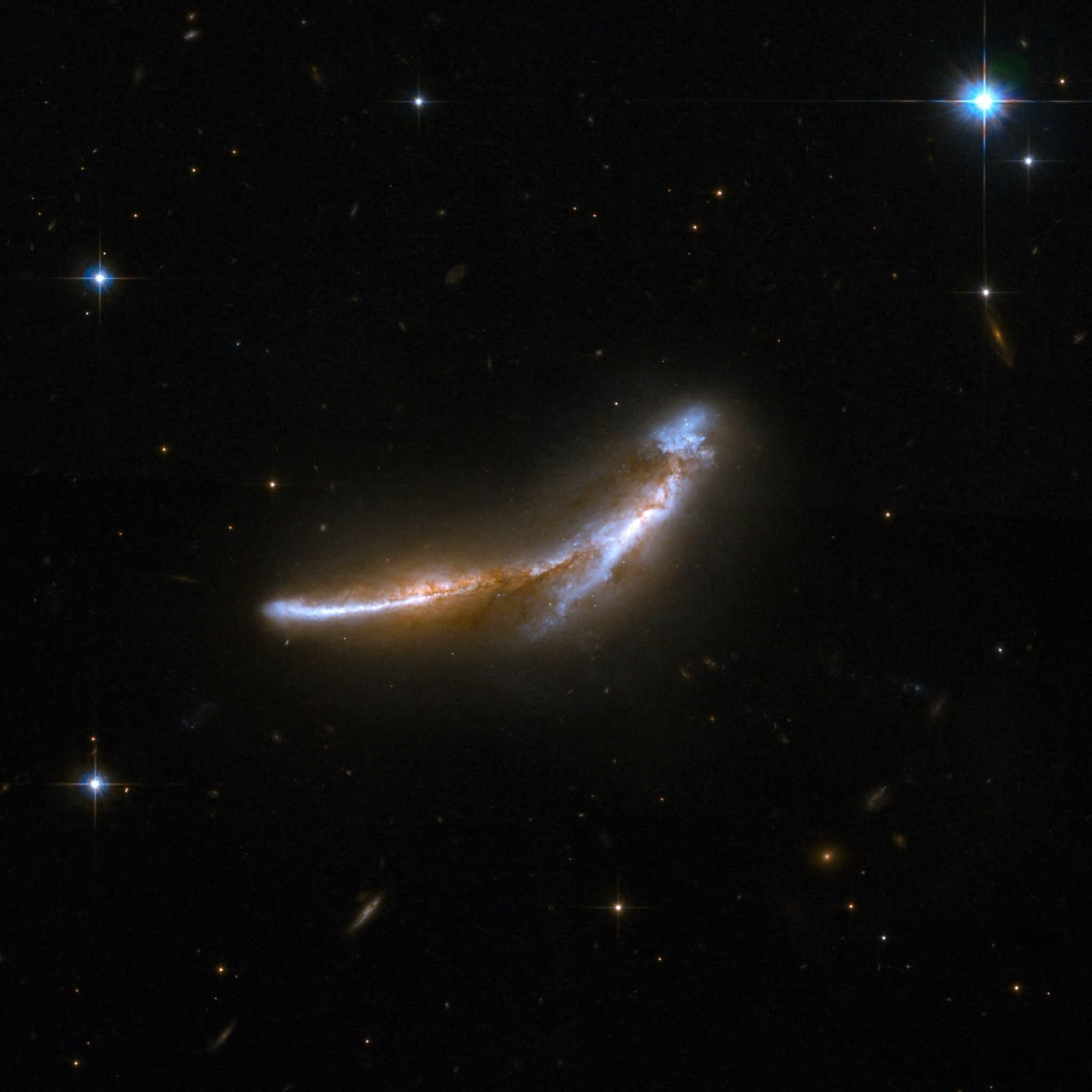 边缘生活，在这张引人注目的哈勃图像中，NGC6670星系似乎像夜间擦肩而过的船