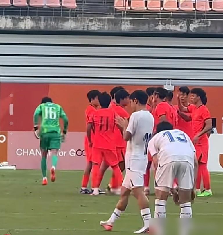 武磊又回国家队了，带着那条差点废了的膝盖。没人提他打了多少针，也没人提他提前离队时挨的骂。训练场上加