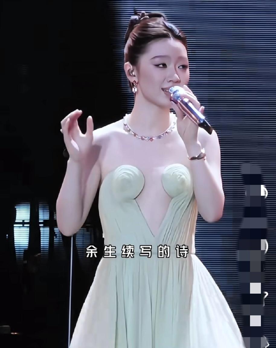 造型师和单依纯有仇吗？不然怎么能搞出这样让人一言难尽的造型啊！就说这礼服吧