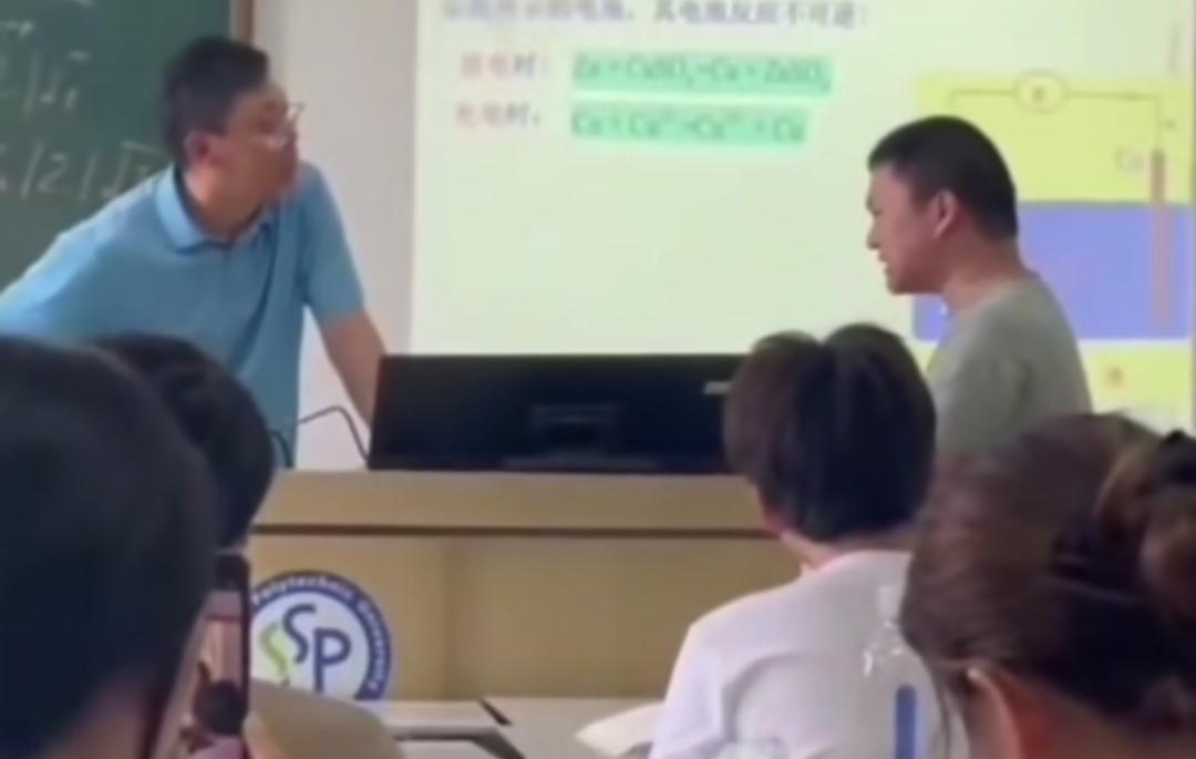 老师苦思冥想还是请他吃汉堡安全！吃烧烤老师害怕有长签子[无奈吐舌]吃火锅老师害怕