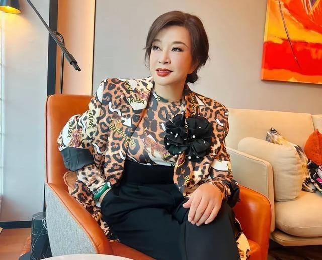 张柏芝问刘晓庆：“你多少天洗一次头发？”刘晓庆说：“三天洗一次，一个礼拜洗两次。