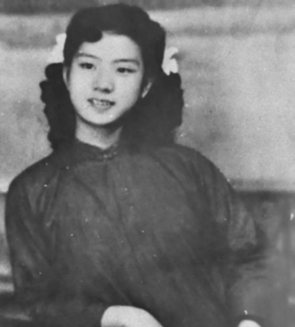 1949年，特务头子毛森用刀割破一位女子衣衫，冰冷地发问：“你招不招？”随即，烟