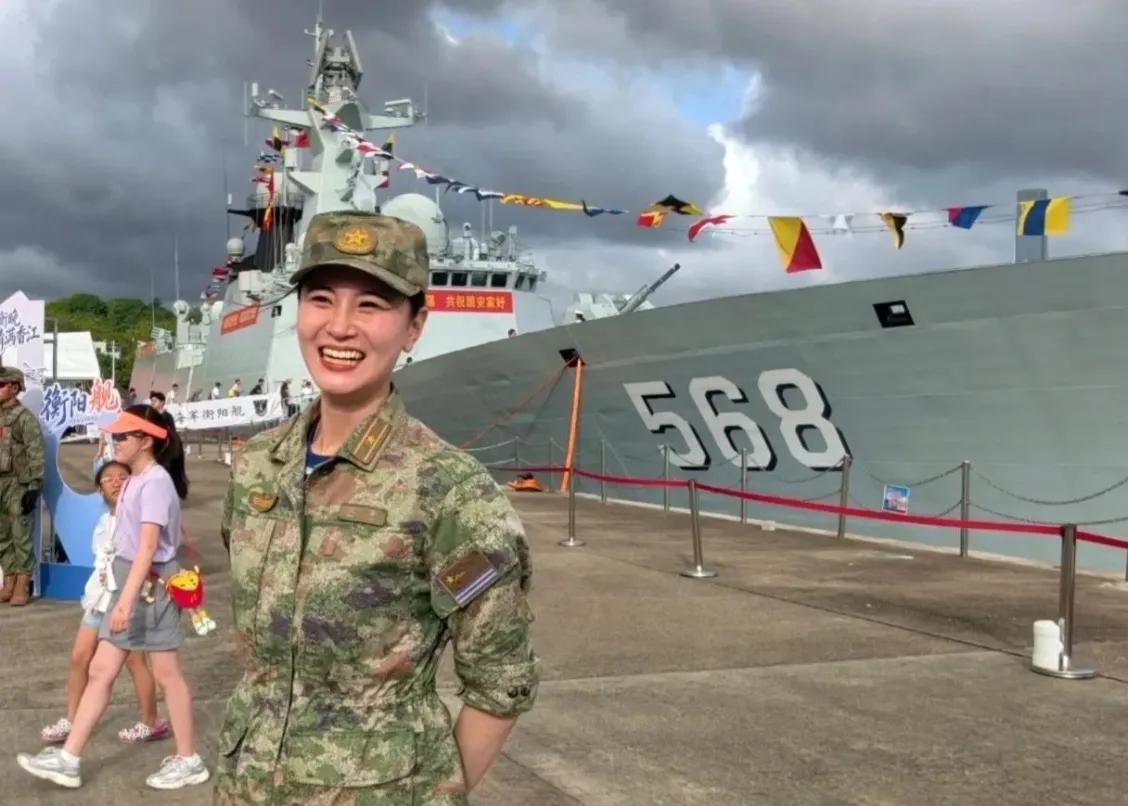 褪去镜头滤镜，她既有着保家卫国的军人担当，也保有女性的温婉亲和力，在远洋任务中坚