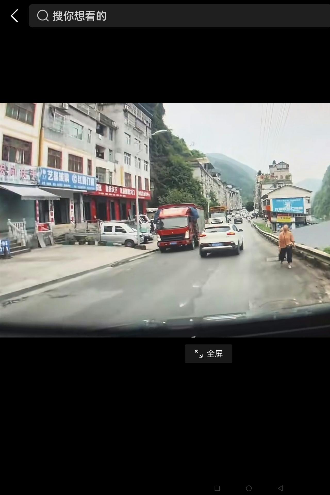 大家看看：重庆彭水县城三号桥附近山体塌方前3分钟，街道上还是车水马龙、行人不少…