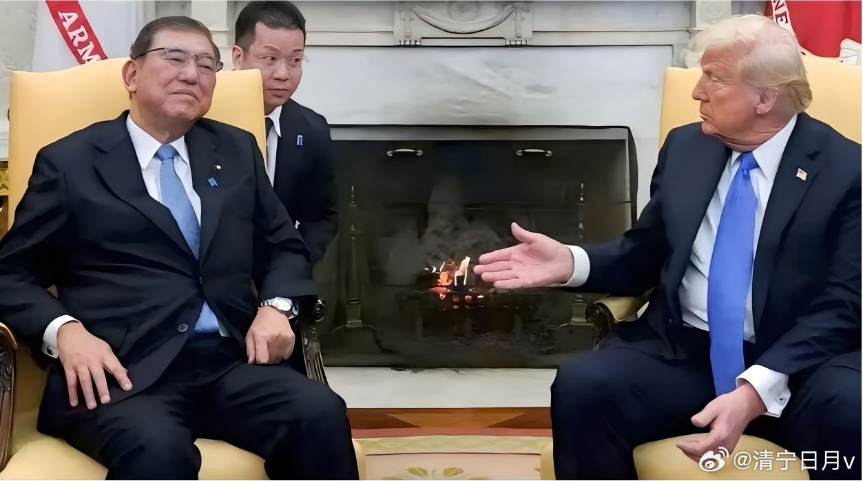 最近前后两任日本首相见特朗普的画面火了石破茂见特朗普时姿态高傲，全程保持距离，不
