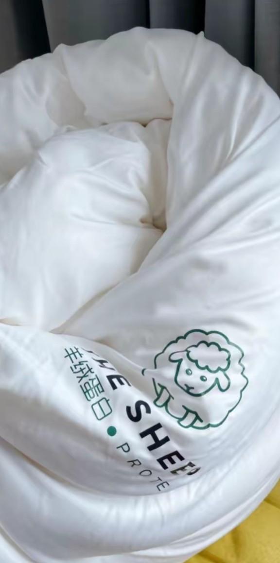 婆婆已经去世好几年了，现在房子也卖出去了，收拾东西时，发现一个羊绒被，是我给婆婆