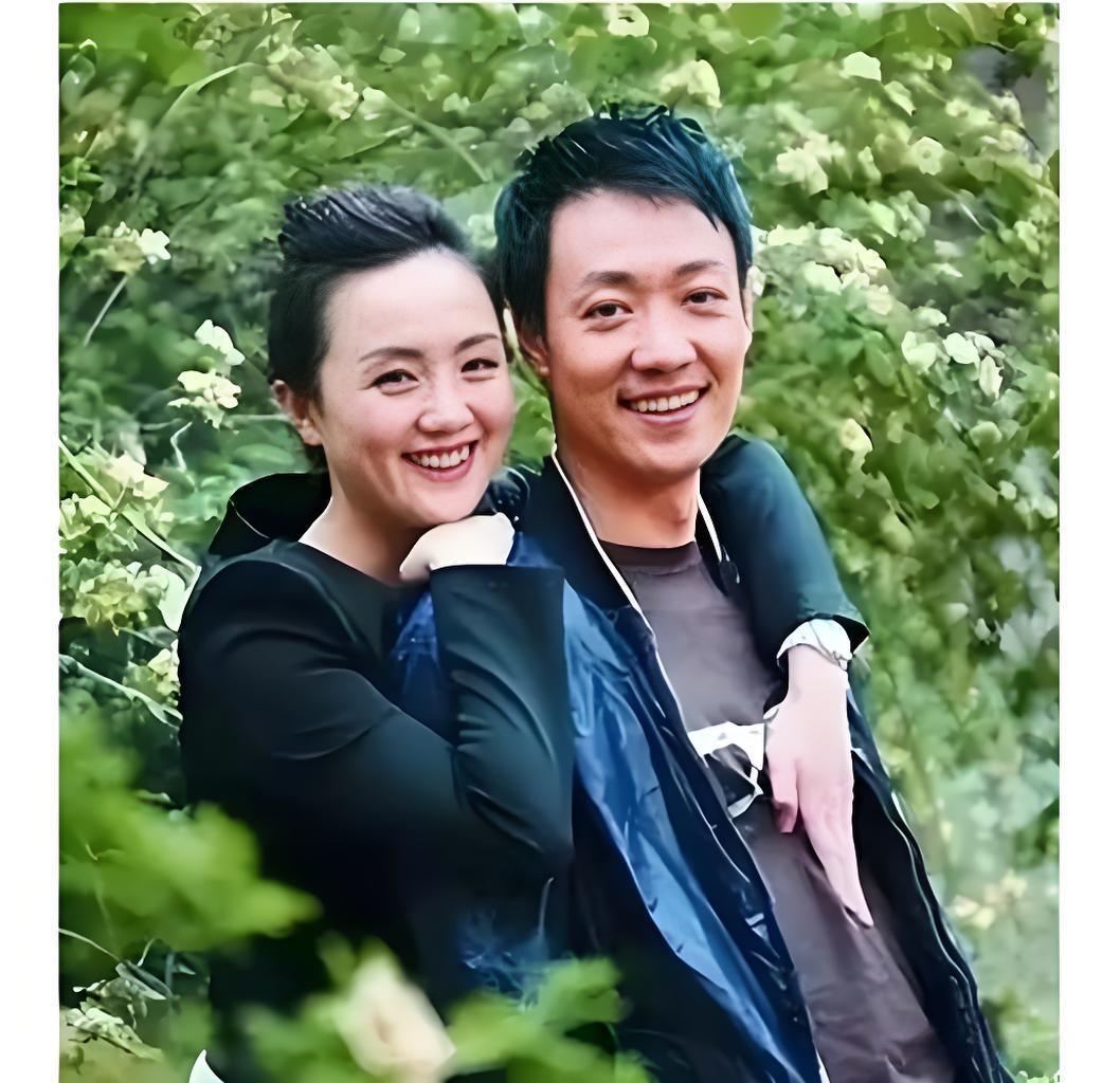 辛柏青露面，我们为何容不下一个丧偶者的笑容？那个曾与妻子携手32年的男人，在