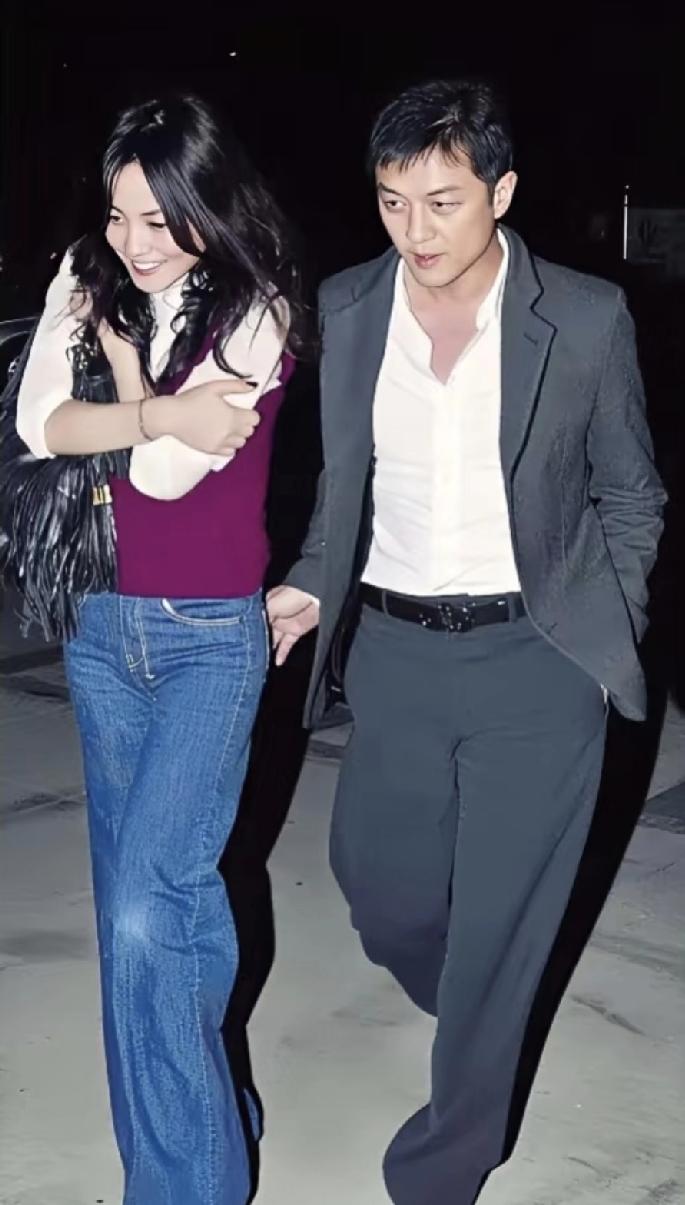 王菲双手抱肩的样子很可爱。她好像有点冷，心情还是很嗨的，应该玩的很尽兴。那时