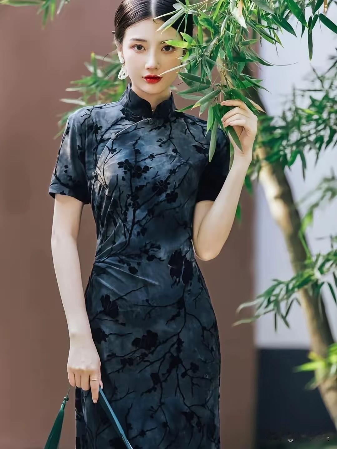 优雅旗袍，气质如兰，复古风韵，尽显东方美。