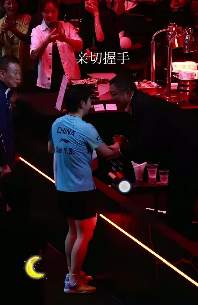 孙颖莎赢了球，却像个受了委屈的孩子，一路小跑冲向看台上的刘国梁。你没看错，