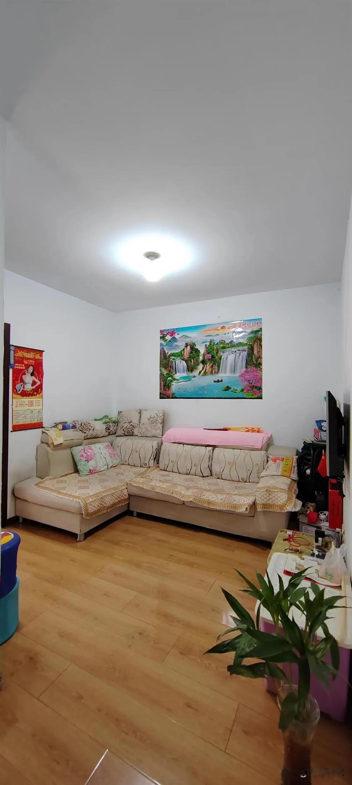 刷到邻居的事儿，心里挺不是滋味的之前住的小区，一户邻居最近急着卖房，挂牌价早就