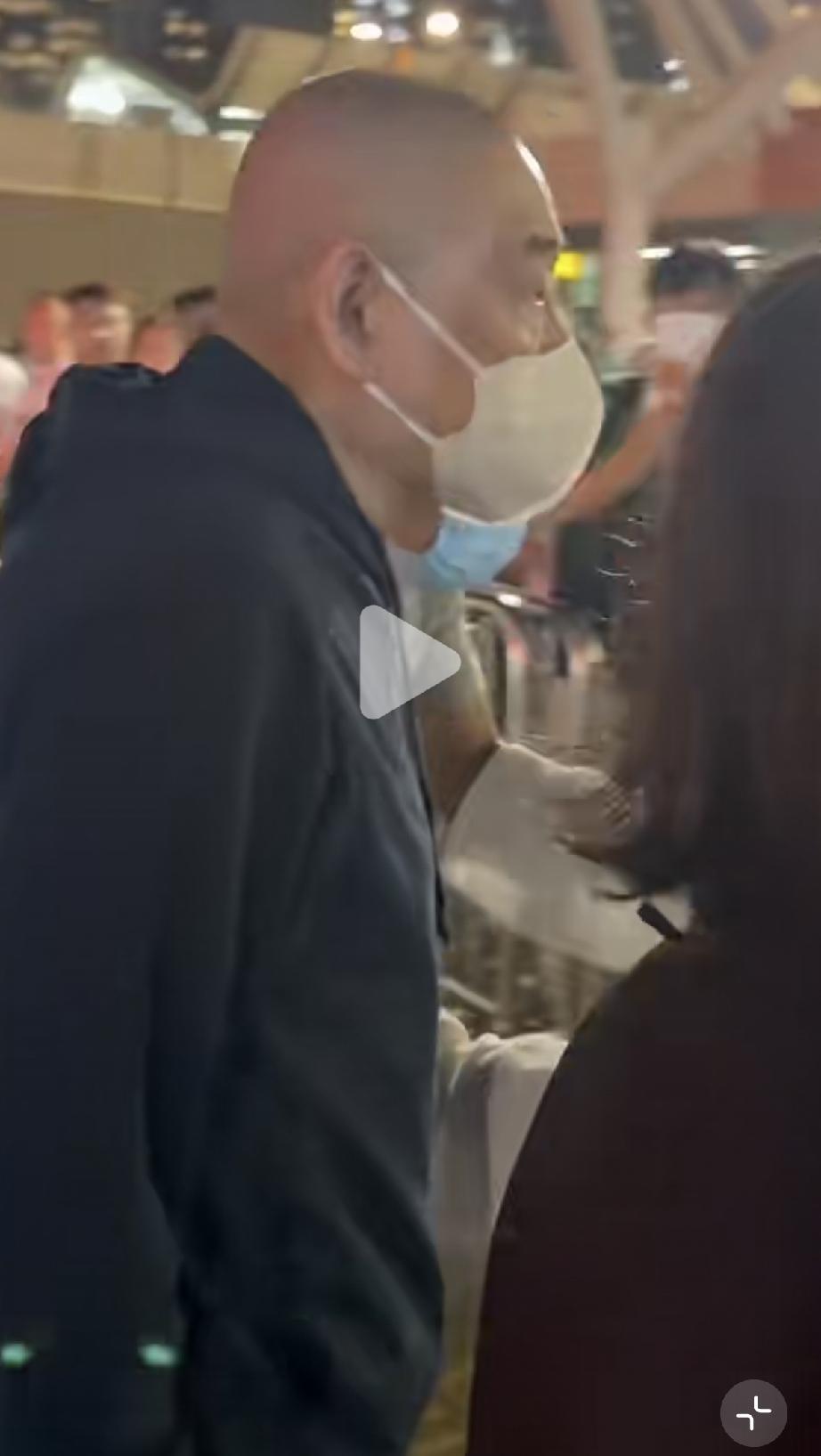 9月18日，刘銮雄再次来到香港红馆看谭咏麟演唱会，他是真不怕人笑话，高清照脸脖子