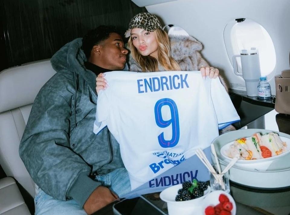 恩德里克携妻子抵达里昂，正式开启租借生涯北京时间12月27日凌晨，巴西新星恩