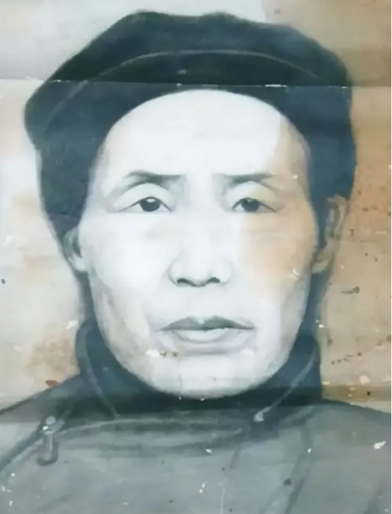 1928年，23岁的王树声被敌人追杀，一位大娘见状立刻他拖至自家地窖中藏了起来。
