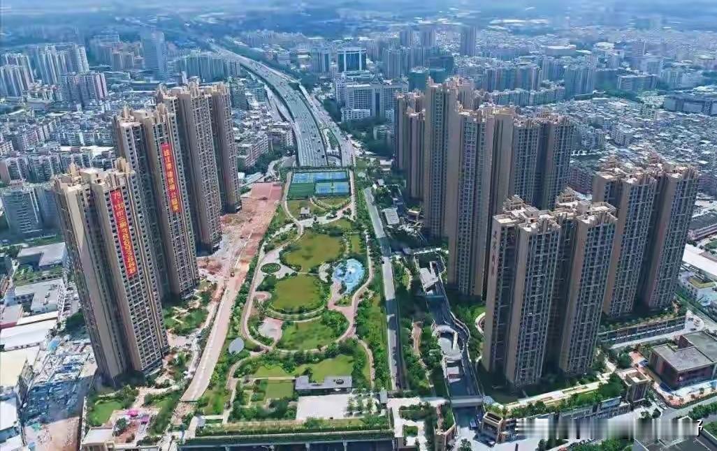 位于广州天河东圃的兰亭盛荟小区，也是天河区内年龄比较小，环境比较新的小区，但也是