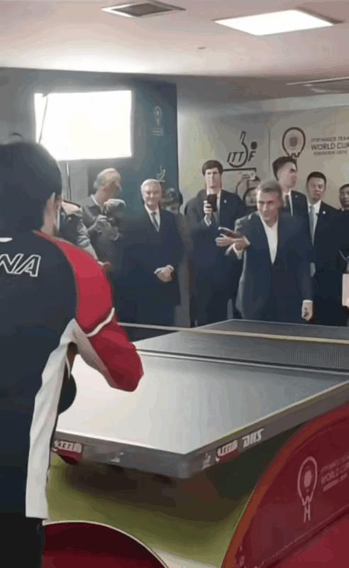 马克龙和王楚钦、孙颖莎打乒乓球混双，看他打球的姿势，有模有样，还使用反手拍，真挺