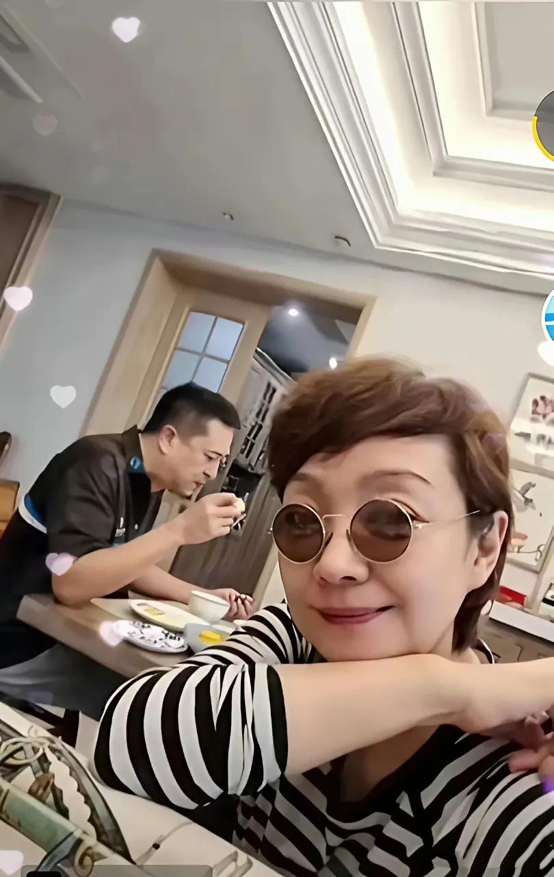 稳稳的幸福，王海燕罕见秀幸福。这就是恩爱夫妻的日常。张嘉译王海燕是幸福的两口子。